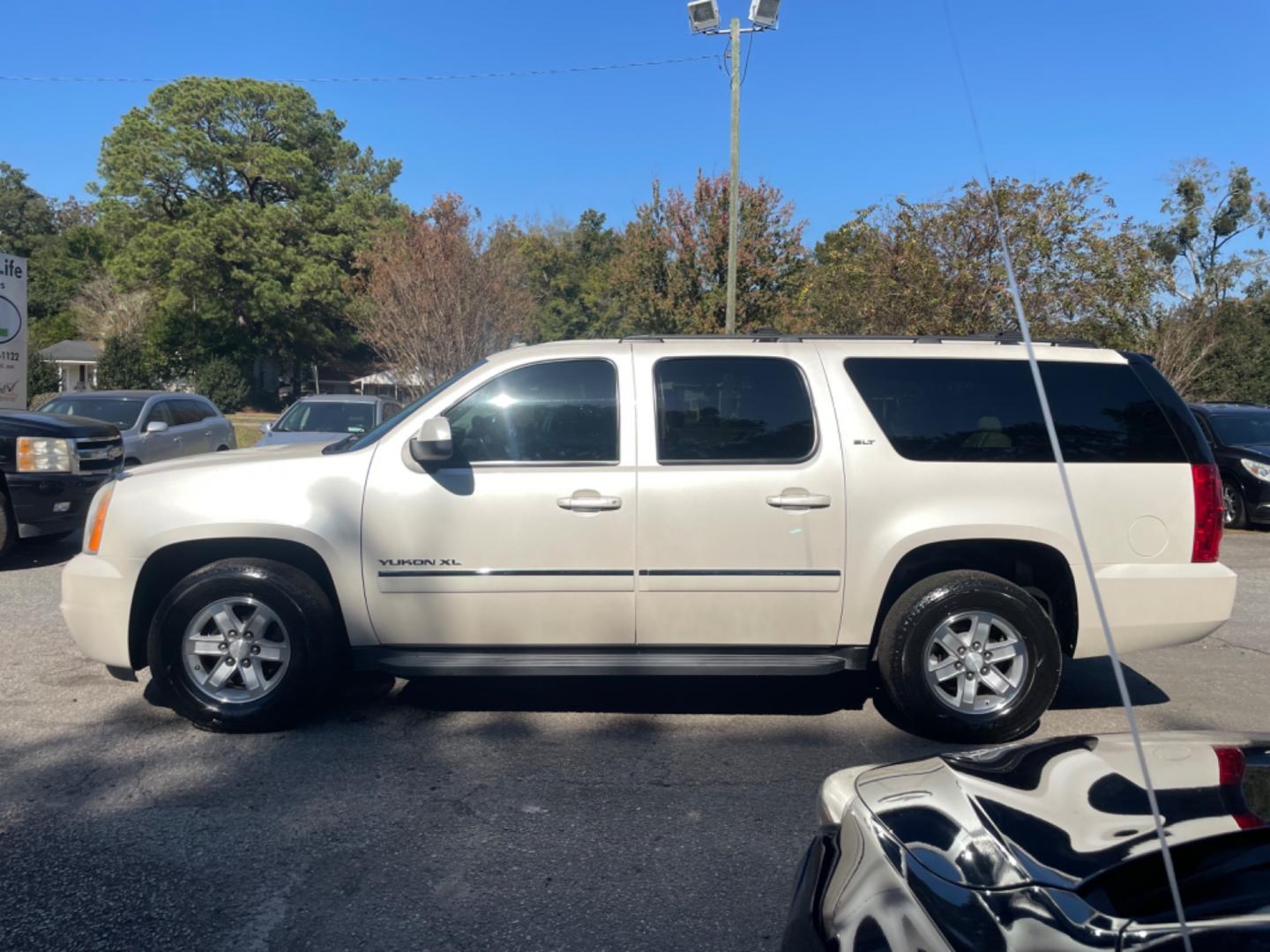 2012 WHITE GMC YUKON XL 1500 SLT (1GKS1LE07CR) with an 5.3L engine, Automatic transmission, located at 5103 Dorchester Rd., Charleston, SC, 29418-5607, (843) 767-1122, 36.245171, -115.228050 - Photo#3